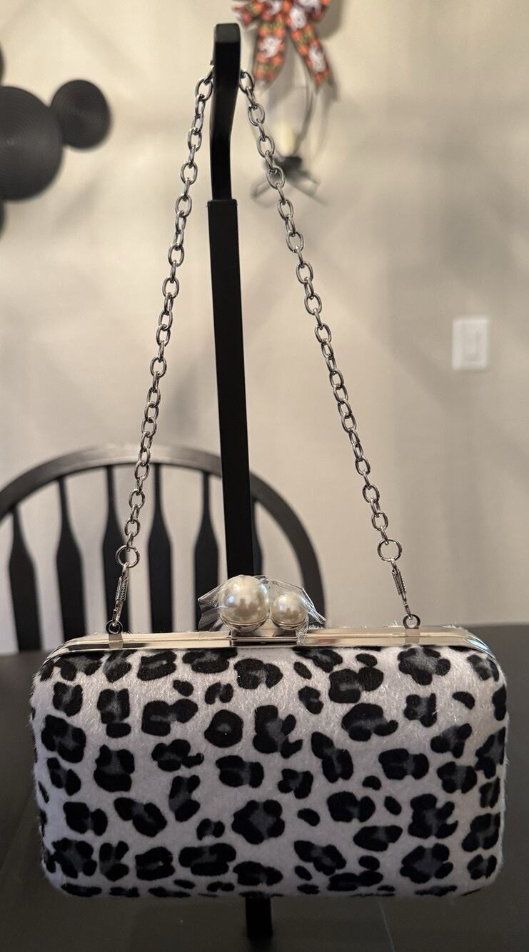 NIB Veroire Snow Leopard Evening Clutch